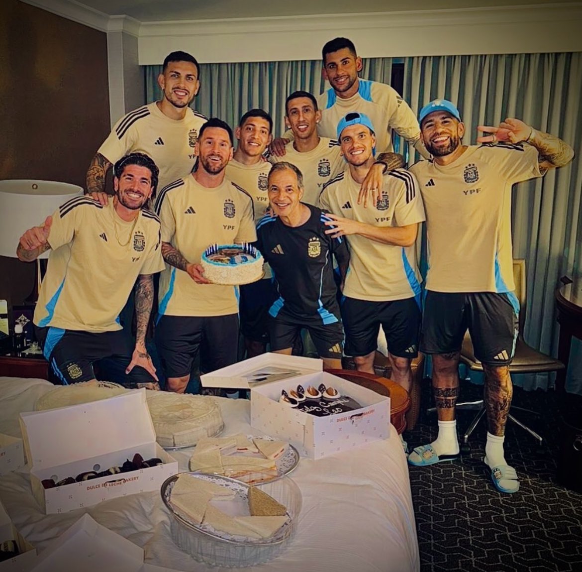 عکس| جشن تولد لیونل مسی در تیم ملی آرژانتین