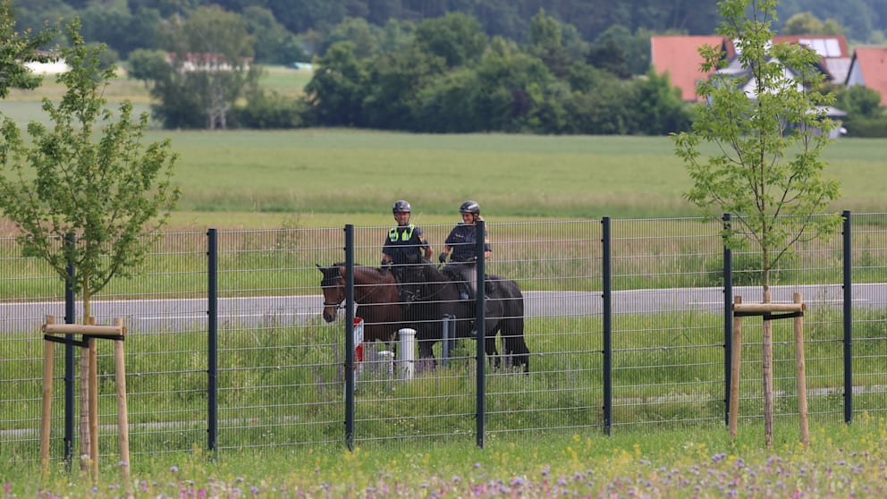 نیروهای پلیس اسب‌سوار در اطراف محل تمرین تیم ملی آلمان پیش از رویارویی با اسپانیا
