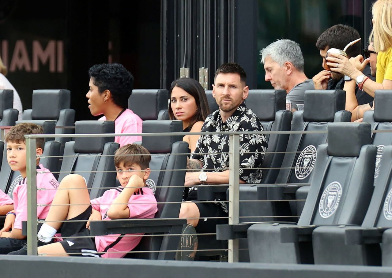 لیونل مسی و تماشای بازی اینتر میامی در کنار همسر و فرزندانش