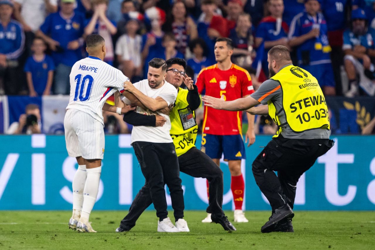 ورود جیمی جامپ به زمین در جدال اسپانیا و فرانسه در نیمه نهایی یورو ۲۰۲۴ و گرفتن سلفی با کیلیان امباپه