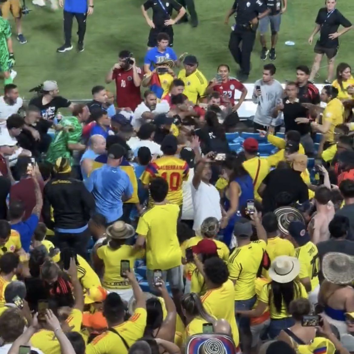 درگیری هواداران کلمبیا با اروگوئه در نیمه نهایی کوپا آمریکا