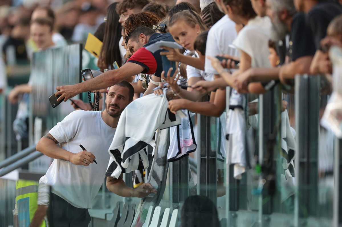 لئوناردو بونوچی در حال امضای پیراهن هواداران یوونتوس